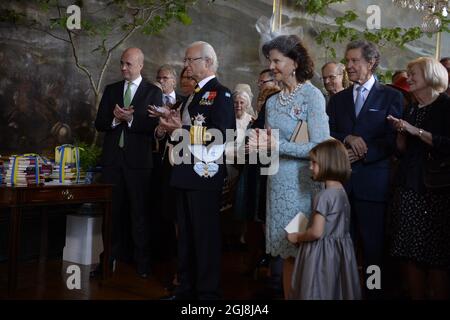 STOCCOLMA 2014-06-08 il primo ministro Fredrik Reinfeldt, il re Carl Gustaf, la regina Silvia, Walter L. Sommerlath e Ingrid Sommerlath durante la loro accoglienza dopo la cerimonia di battesimo per la principessa Leonore nella Cappella del Palazzo reale di Drottningholm, nei pressi di Stoccolma, Svezia, 8 giugno 2014. Il cavallo era un regalo per la principessa Leonore che è la Dutchessa di Gotland givn dal conttuoso generale Cecilia Schelin Seidegard. La Principessa Leonore è figlia della Principessa Madeleine di Svezia e del signor Christopher OÂ´Neill e della nipote del re Carl XVI Gustaf di Svezia. Il Palazzo Drottningholm è il palazzo Foto Stock