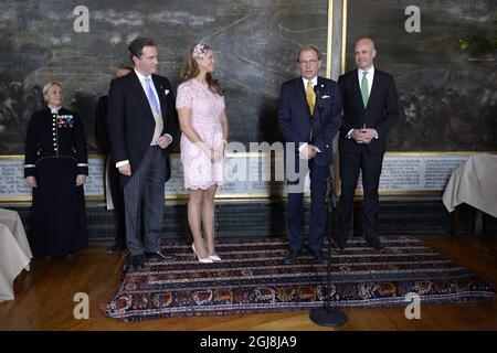 STOCCOLMA 2014-06-08 Soeaker oif il Parlamento per Westerberg e il primo ministro Fredrik Reinfeldt con il presente del governo e del Parlamento, libri per bambini, dopo la cerimonia di battesimo per la principessa Leonore nella Cappella del Palazzo reale di Drottningholm vicino Stoccolma, Svezia 8 giugno 2014. Il cavallo era un regalo per la principessa Leonore che è la Dutchessa di Gotland givn dal conttuoso generale Cecilia Schelin Seidegard. La Principessa Leonore è figlia della Principessa Madeleine di Svezia e del signor Christopher OÃ‚Â´Neill e della nipote del re Carl XVI Gustaf di Svezia. Il Drottning Foto Stock