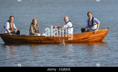 HARPSUND 20140609 da sinistra; il primo ministro britannico David Cameron, il cancelliere tedesco Angela Merkel, il primo ministro svedese Fredrik Reinfeldt e il primo ministro olandese Mark Rutte in un pugno con Reinfeldt che maneggia i remi in un lago nella residenza estiva di Reinfeldt, Harpsund, a sud-ovest di Stoccolma, Svezia, 9 giugno 2014; Durante una pausa serale nei colloqui sull'Unione europea e sul nuovo Parlamento europeo, lunedì-martedì. Foto Anders Wiklund / TT / kod 10040 Foto Stock