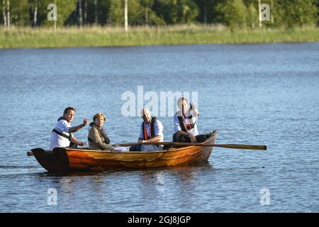 HARPSUND 20140609 da sinistra; il primo ministro britannico David Cameron, il cancelliere tedesco Angela Merkel, il primo ministro svedese Fredrik Reinfeldt e il primo ministro olandese Mark Rutte in un pugno con Reinfeldt che maneggia i remi in un lago nella residenza estiva di Reinfeldt, Harpsund, a sud-ovest di Stoccolma, Svezia, 9 giugno 2014; Durante una pausa serale nei colloqui sull'Unione europea e sul nuovo Parlamento europeo, lunedì-martedì. Foto Anders Wiklund / TT / kod 10040 Foto Stock