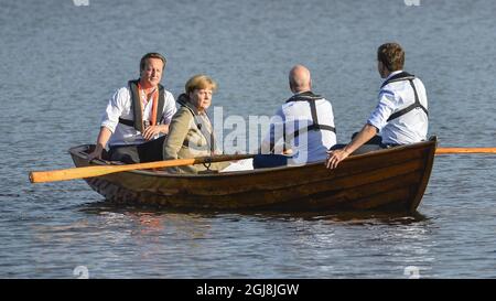 HARPSUND 20140609 da sinistra; il primo ministro britannico David Cameron, il cancelliere tedesco Angela Merkel, il primo ministro svedese Fredrik Reinfeldt e il primo ministro olandese Mark Rutte in un pugno con Reinfeldt che maneggia i remi in un lago nella residenza estiva di Reinfeldt, Harpsund, a sud-ovest di Stoccolma, Svezia, 9 giugno 2014; Durante una pausa serale nei colloqui sull'Unione europea e sul nuovo Parlamento europeo, lunedì-martedì. Foto Anders Wiklund / TT / kod 10040 Foto Stock