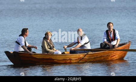 HARPSUND 20140609 da sinistra; il primo ministro britannico David Cameron, il cancelliere tedesco Angela Merkel, il primo ministro svedese Fredrik Reinfeldt e il primo ministro olandese Mark Rutte in un pugno con Reinfeldt che maneggia i remi in un lago nella residenza estiva di Reinfeldt, Harpsund, a sud-ovest di Stoccolma, Svezia, 9 giugno 2014; Durante una pausa serale nei colloqui sull'Unione europea e sul nuovo Parlamento europeo, lunedì-martedì. Foto Anders Wiklund / TT / kod 10040 Foto Stock