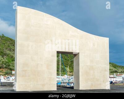 Monumento dos Beleeiros creato da P. Reis, commemorando gli equipaggi delle barche balenanti. Villaggio Lajes do Pico sull'isola di Pico, un'isola nell'Azore Foto Stock