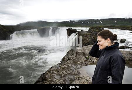 REYKJAVIK 20140618 Crown Princess Victoria and Prince Daniel Visita la spettacolare cascata Godafoss nell'Islanda nord-centrale. La coppia della Principessa Corona è in visita ufficiale di due giorni in Islanda. Foto: Pontus Lundahl / TT / kod 10050 Foto Stock