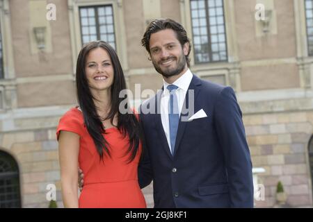 STOCCOLMA 20140627 il principe svedese Carl Philip, a destra, e Sofia Hellqvist, a sinistra, hanno annunciato il loro impegno in una conferenza stampa al Palazzo di Stoccolma, venerdì 27 giugno 2014. Foto: Jonas Ekstromer / TT / kod 10030 Foto Stock