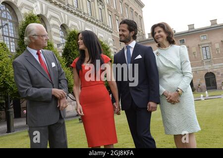 STOCCOLMA 20140627 il re Carl Gustaf, di sinistra, e la regina Silvia, di destra, posano con il principe Carl Philip e Sofia Hellqvist, annunciando il loro impegno in una conferenza stampa al Palazzo di Stoccolma, venerdì 27 giugno 2014. Foto: Jonas Ekstromer / TT / kod 10030 Foto Stock