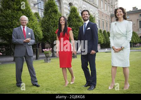 STOCCOLMA 20140627 il re Carl Gustaf, di sinistra, e la regina Silvia, di destra, posano con il principe Carl Philip e Sofia Hellqvist, annunciando il loro impegno in una conferenza stampa al Palazzo di Stoccolma, venerdì 27 giugno 2014. Foto: Sven Lindwall / EXP / TT / kod 7117 ** OUT AFTONBLADET ** Foto Stock