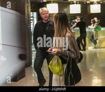 2014-06-27 la band Offspring si esibirà a Tallinn, in Estonia, venerdì 27 giugno 2014. Il chitarrista Noodles (Kevin John Wasserman) è arrivato ieri intorno alle 21:00 accompagnato da sua moglie e suo figlio. Il cantante Dexter Holland arrivò poche ore dopo a mezzanotte con una giovane donna attraente e si dirigeva verso un hotel a cinque stelle Swissotel situato nel centro di Tallinn. Foto Karli Saul/SCANPIX / SCANPIX BALTICS / TT / kod 20985 Ref: ** Foto Stock