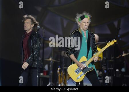 STOCCOLMA 20140701 la band rock britannica il cantante dei Rolling Stones Mick Jagger (L) e il chitarrista Keith Richards si esibiscono durante un concerto presso l'arena Tele2 di Stoccolma, Svezia, il 01 luglio 2014, durante il loro tour on Fire. Foto: Anders Wiklund / TT / code 10040 Foto Stock