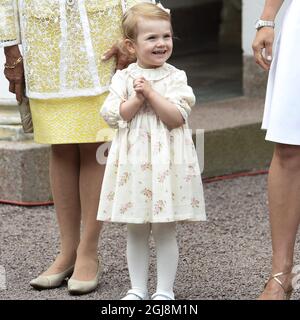 BORGHOLM 2014-07-14 Principessa Estelle nel cortile della residenza estiva della famiglia reale Palazzo Sollidens, sull'isola di Oland, Svezia, il 14 luglio 2014, durante le celebrazioni del 37° compleanno della Principessa Corona VictoriaÂ. Foto: Mikael Fritzon /TT / kod: 62360 Foto Stock