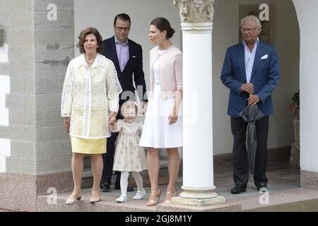 BORGHOLM 2014-07-14 Regina Silvia, Principessa Estelle, Principe Daniele, Principessa Vittoria e Re Carl Gustraf nel cortile della residenza estiva della famiglia reale Palazzo Sollidens, sull'isola di Oland, Svezia, il 14 luglio 2014, durante le celebrazioni del 37° compleanno della Principessa VictoriaÂ. Foto: Mikael Fritzon /TT / kod: 62360 Foto Stock