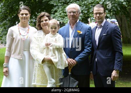 BORGHOLM 2014-07-14 la Principessa Vittoria, la Regina Silvia con la Principessa Estelle, il Re Carl Gustaf e il Principe Daniele nel cortile della residenza estiva della famiglia reale Palazzo Sollidens, sull'isola di Oland, Svezia, il 14 luglio 2014, durante le celebrazioni del 37° compleanno della Principessa VictoriaÂ. Foto: Mikael Fritzon /TT / kod: 62360 Foto Stock