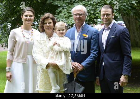 BORGHOLM 2014-07-14 la Principessa Vittoria, la Regina Silvia con la Principessa Estelle, il Re Carl Gustaf e il Principe Daniele nel cortile della residenza estiva della famiglia reale Palazzo Sollidens, sull'isola di Oland, Svezia, il 14 luglio 2014, durante le celebrazioni del 37° compleanno della Principessa VictoriaÂ. Foto: Mikael Fritzon /TT / kod: 62360 Foto Stock