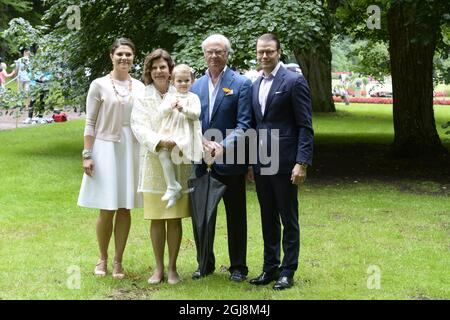 BORGHOLM 2014-07-14 la Principessa Vittoria, la Regina Silvia con la Principessa Estelle, il Re Carl Gustaf e il Principe Daniele nel cortile della residenza estiva della famiglia reale Palazzo Sollidens, sull'isola di Oland, Svezia, il 14 luglio 2014, durante le celebrazioni del 37° compleanno della Principessa VictoriaÂ. Foto: Mikael Fritzon /TT / kod: 62360 Foto Stock