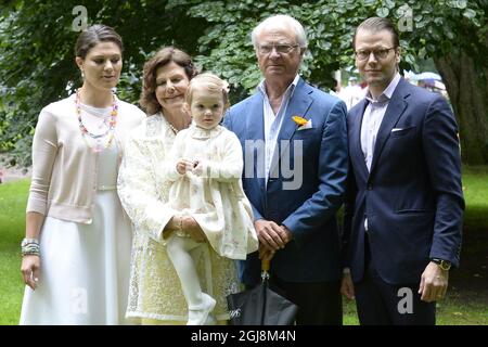 BORGHOLM 2014-07-14 la Principessa Vittoria, la Regina Silvia con la Principessa Estelle, il Re Carl Gustaf e il Principe Daniele nel cortile della residenza estiva della famiglia reale Palazzo Sollidens, sull'isola di Oland, Svezia, il 14 luglio 2014, durante le celebrazioni del 37° compleanno della Principessa VictoriaÂ. Foto: Mikael Fritzon /TT / kod: 62360 Foto Stock