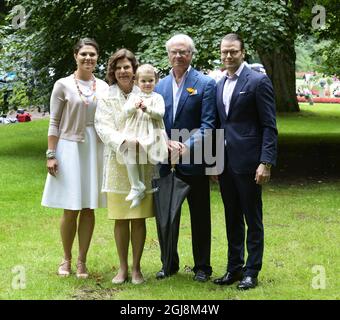 BORGHOLM 2014-07-14 la Principessa Vittoria, la Regina Silvia con la Principessa Estelle, il Re Carl Gustaf e il Principe Daniele nel cortile della residenza estiva della famiglia reale Palazzo Sollidens, sull'isola di Oland, Svezia, il 14 luglio 2014, durante le celebrazioni del 37° compleanno della Principessa VictoriaÂ. Foto: Mikael Fritzon /TT / kod: 62360 Foto Stock