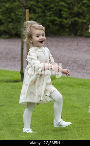 BORGHOLM 2014-07-14 Principessa Estelle nel cortile della residenza estiva della famiglia reale Palazzo Sollidens, sull'isola di Oland, Svezia, il 14 luglio 2014, durante le celebrazioni del 37° compleanno della Principessa Corona VictoriaÂ. Foto: Mikael Fritzon /TT / kod: 62360 Foto Stock