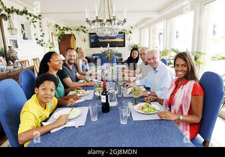 *EXCLUSIVE* (a sinistra) il figlio di Sven-Goran Eriksson Johan con sua moglie, Amana. (Estrema destra) il fratello di Sven-Goran Eriksson, Lasse con sua moglie e Sven-Goran Eriksson con la sua ragazza Yaniset Bravo e suo figlio Alcides durante il pranzo la sua residenza nei pressi di Sunne, Svezia, 12 giugno 2014. Foto Stock