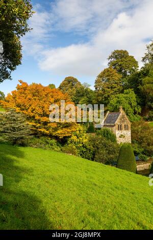 L'autunno si tinte intorno alla casa estiva che si affaccia sul giardino della piscina a Mapperton House, Dorset, Inghilterra, Regno Unito Foto Stock