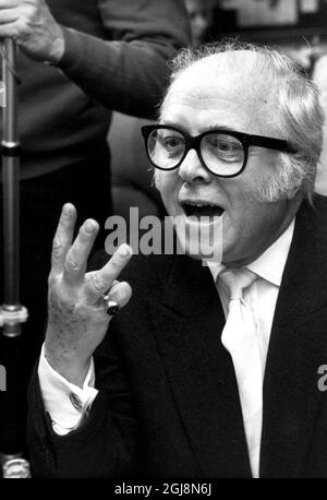 STOCCOLMA 2014 -08-25 file 19851121 Sir Richard Attenborough is seen in 1This November 11, 1985 filer in Stockholm, Sweden. Sir Richard è morto di 90 anni. Come regista e produttore, ha vinto due Academy Awards per Gandhi nel 1983. Ha inoltre vinto quattro BAFTA Awards e quattro Golden Globe Awards. Come attore è forse meglio conosciuto per i suoi ruoli a Brighton Rock, The Great Escape, 10 Rillington Place, Miracle sulla 34th Street e Jurassic Park. Foto Ragnhild Haarstad / SVD / SCANPIX / kod 30052 Foto Stock