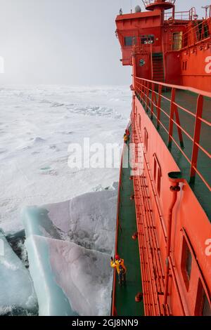 Russia, Alto Artico. Crashing attraverso il ghiaccio di mare a 89 gradi nord. Vista dal ponte di rompighiaccio russo, 50 anni di vittoria, diretto al Polo Nord Foto Stock