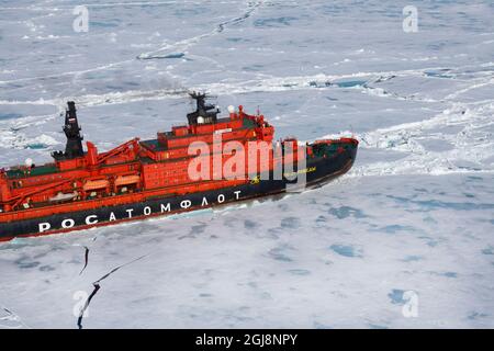 Russia. Veduta aerea di rompighiaccio nucleare russo, 50 anni di vittoria. Rompendo attraverso il ghiaccio del pacchetto in High Arctic a 85.6 gradi nord sulla strada per t Foto Stock