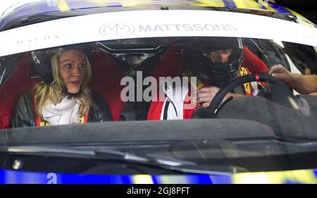 KNUTSTORP 20140913 l'attore britannico Hugh Grant ha partecipato ad una gara di beneficenza durante gli Autoropa Racing Days all'anello di gara Knutstorp nella Svezia meridionale, settembre 13. Joana Abdon, a sinistra, ha partecipato all'asta della Children Cancer Foundation dell'organizzazione benefica svedese, dove si poteva andare in pista con un pilota da corsa. Joana andò con Hugh Grant nella sua auto da corsa. Foto Bjorn Lindgren / TT Bild / Kod 9204 Foto Stock