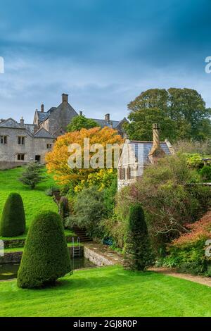 L'autunno si tinte intorno alla casa estiva che si affaccia sul giardino della piscina a Mapperton House, Dorset, Inghilterra, Regno Unito Foto Stock