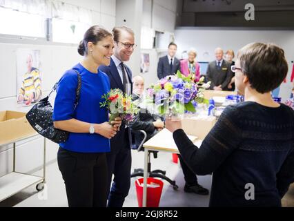 GLIMAKRA 2014-09-24 Crown Princess Victoria e Prince Daniel sono visti con un dipendente della Medvind Company durante la visita della comunità a Ostra Goinge, South Sweden, 24 settembre 2014. Medvind è una società nel settore del packaging Foto Rickard Nilsson / TT/ Kod 10900 Foto Stock