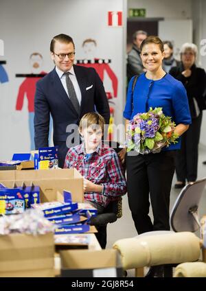 GLIMAKRA 2014-09-24 Crown Princess Victoria e Prince Daniel sono visti con l'impiegato Ludvig alla Medvind Company durante la visita della comunità a Ostra Goinge, Svezia meridionale, 24 settembre 2014. Medvind è una società nel settore del packaging Foto Rickard Nilsson / TT/ Kod 10900 Foto Stock