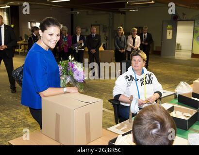 GLIMAKRA 2014-09-24 Crown Princess Victoria e Prince Daniel sono visti con un dipendente della Medvind Company durante la visita della comunità a Ostra Goinge, South Sweden, 24 settembre 2014. Medvind è una società nel settore del packaging Foto Rickard Nilsson / TT/ Kod 10900 Foto Stock