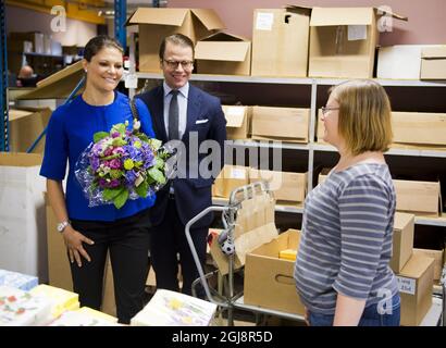 GLIMAKRA 2014-09-24 Crown Princess Victoria e Prince Daniel sono visti con un dipendente della Medvind Company durante la visita della comunità a Ostra Goinge, South Sweden, 24 settembre 2014. Medvind è una società nel settore del packaging Foto Rickard Nilsson / TT/ Kod 10900 Foto Stock