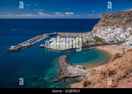 Spagna isole canarie Gran Canaria Island, Puerto de Mogan, marina vista con Hotel Puerto de Mogan Foto Stock