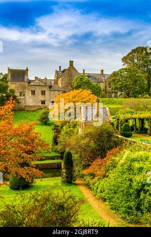 L'autunno si tinte intorno alla casa estiva che si affaccia sul giardino della piscina a Mapperton House, Dorset, Inghilterra, Regno Unito Foto Stock