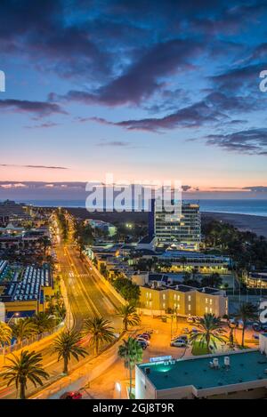 Spagna Isole Canarie Fuerteventura Island, Morro Jable, elevato angolo di vista sullo skyline della città di Playa del Matorral spiaggia, alba Foto Stock