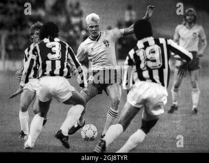 STOCCOLMA 2014-10-29 file 1998 il calciatore svedese Klas Ingesson è morto 46 anni. Ingesson è stato membro della nazionale svedese che ha vinto una medaglia di bronzo alla Coppa del mondo 1994 negli Stati Uniti. Ha suonato per IFK Gothenburg, Mechelen, PSV Eindhoven, Sheffield Wednesday, Bari, Bologna, Marsiglia e Lecce. L'anno scorso è stato allenatore della squadra svedese della serie A, Elfsborg. Ingesson ha sofferto di cancro. Original Caption; ARKIV GENUA, ITALIEN 19900620 - Klas Ingesson ni aktion contro Costa Rica, in Italy WC 1990 Foto: Hakan Lindgren / SCANPIX SVEZIA / Kod 69 Foto Stock