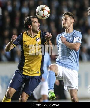 MALMO 2014-11-04 Diego Godin di Atletico (L) e Markus Rosenberg di MFF durante la UEFA Champions League Group Una partita di calcio Malmo FF vs Atletico Madrid al nuovo stadio di Malmo, Svezia, 4 novembre 2014. Foto: Andreas Hillergren / TT ** SVEZIA FUORI ** Foto Stock