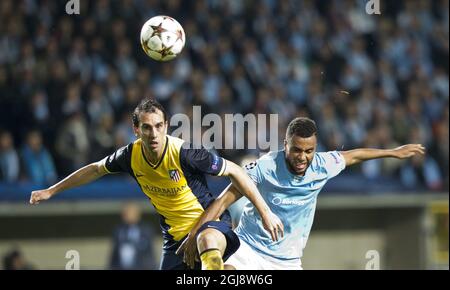 MALMO 2014-11-04 Diego Godin e Isaac Kiese Thelin del AtlÃ durante la UEFA Champions League Group Una partita di calcio Malmo FF vs Atletico Madrid al nuovo stadio di Malmo, Svezia, 4 novembre 2014. Foto: Andreas Hillergren / TT ** SVEZIA FUORI ** Foto Stock