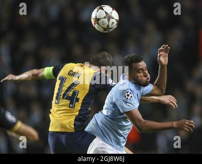 MALMO 2014-11-04 il Gabi di Atletico e il Thelin di Isaac Kiese di MFF durante la UEFA Champions League Group Una partita di calcio Malmo FF vs Atletico Madrid al nuovo stadio di Malmo, Svezia, 4 novembre 2014. Foto: Andreas Hillergren / TT ** SVEZIA FUORI ** Foto Stock