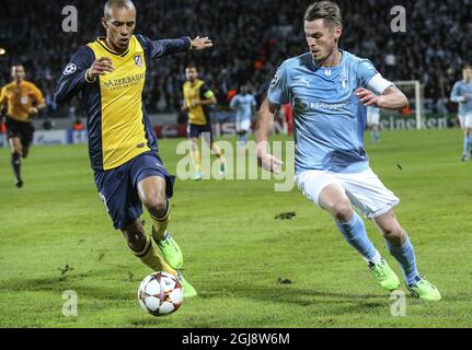 MALMO 2014-11-04 Miranda di Atletico e Markus Rosenberg di MFF durante la UEFA Champions League Group Una partita di calcio Malmo FF vs Atletico Madrid al nuovo stadio di Malmo, Svezia, 4 novembre 2014. Foto: Andreas Hillergren / TT ** SVEZIA FUORI ** Foto Stock