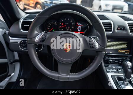 Ucraina, Odessa 8 - 2021 settembre: Volante Porsche 718 Boxter. Vista del logo Porsche sul volante dell'auto. Foto Stock