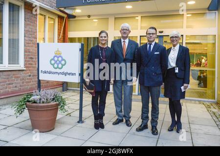 STOCCOLMA 2014-11-13 il Principe Daniel e la Principessa Vittoria della Corona sono accolti dal Direttore Generale Johan Carlsson e dal Direttore delle Comunicazioni Elisabeth Wall Bennett dell'Agenzia per la Sanità pubblica della Svezia a Stoccolma, Svezia 13 novembre 2014. Foto: Janerik Henriksson / TT / 10010 Foto Stock