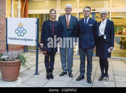 STOCCOLMA 2014-11-13 il Principe Daniel e la Principessa Vittoria della Corona sono accolti dal Direttore Generale Johan Carlsson e dal Direttore delle Comunicazioni Elisabeth Wall Bennett dell'Agenzia per la Sanità pubblica della Svezia a Stoccolma, Svezia 13 novembre 2014. Foto: Janerik Henriksson / TT / 10010 Foto Stock