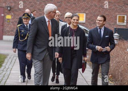 STOCCOLMA 2014-11-13 il Principe Daniel e la Principessa Vittoria della Corona sono accolti dal Direttore Generale Johan Carlsson e dal Direttore delle Comunicazioni Elisabeth Wall Bennett dell'Agenzia per la Sanità pubblica della Svezia a Stoccolma, Svezia 13 novembre 2014. Foto: Janerik Henriksson / TT / 10010 Foto Stock