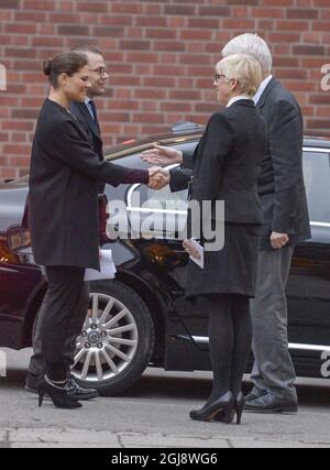 STOCCOLMA 2014-11-13 il Principe Daniel e la Principessa Vittoria della Corona sono accolti dal Direttore Generale Johan Carlsson e dal Direttore delle Comunicazioni Elisabeth Wall Bennett dell'Agenzia per la Sanità pubblica della Svezia a Stoccolma, Svezia 13 novembre 2014. Foto: Janerik Henriksson / TT / 10010 Foto Stock