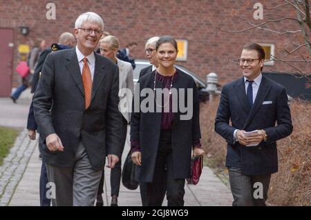 STOCCOLMA 2014-11-13 il Principe Daniel e la Principessa Vittoria della Corona sono accolti dal Direttore Generale Johan Carlsson e dal Direttore delle Comunicazioni Elisabeth Wall Bennett dell'Agenzia per la Sanità pubblica della Svezia a Stoccolma, Svezia 13 novembre 2014. Foto: Janerik Henriksson / TT / 10010 Foto Stock