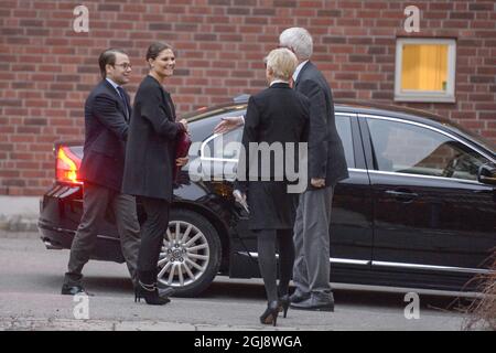 STOCCOLMA 2014-11-13 il Principe Daniel e la Principessa Vittoria della Corona sono accolti dal Direttore Generale Johan Carlsson e dal Direttore delle Comunicazioni Elisabeth Wall Bennett dell'Agenzia per la Sanità pubblica della Svezia a Stoccolma, Svezia 13 novembre 2014. Foto: Janerik Henriksson / TT / 10010 Foto Stock