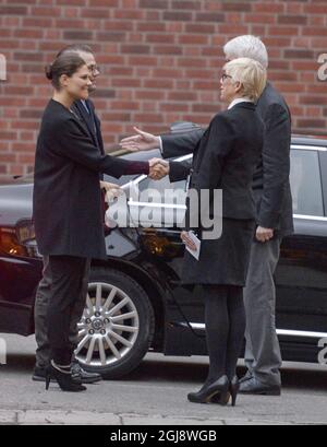 STOCCOLMA 2014-11-13 il Principe Daniel e la Principessa Vittoria della Corona sono accolti dal Direttore Generale Johan Carlsson e dal Direttore delle Comunicazioni Elisabeth Wall Bennett dell'Agenzia per la Sanità pubblica della Svezia a Stoccolma, Svezia 13 novembre 2014. Foto: Janerik Henriksson / TT / 10010 Foto Stock