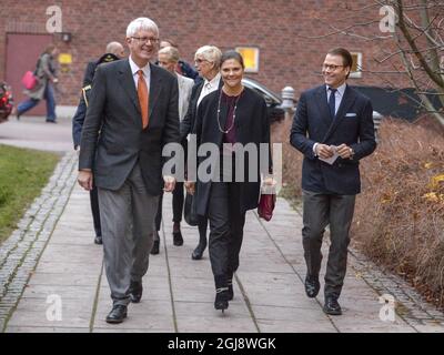 STOCCOLMA 2014-11-13 il Principe Daniel e la Principessa Vittoria della Corona sono accolti dal Direttore Generale Johan Carlsson e dal Direttore delle Comunicazioni Elisabeth Wall Bennett dell'Agenzia per la Sanità pubblica della Svezia a Stoccolma, Svezia 13 novembre 2014. Foto: Janerik Henriksson / TT / 10010 Foto Stock