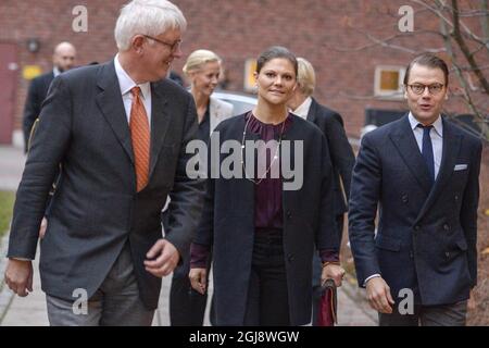 STOCCOLMA 2014-11-13 il Principe Daniel e la Principessa Vittoria della Corona sono accolti dal Direttore Generale Johan Carlsson e dal Direttore delle Comunicazioni Elisabeth Wall Bennett dell'Agenzia per la Sanità pubblica della Svezia a Stoccolma, Svezia 13 novembre 2014. Foto: Janerik Henriksson / TT / 10010 Foto Stock